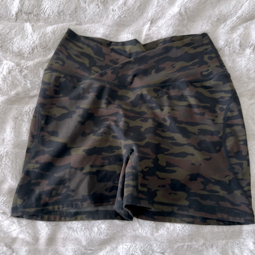 Alphalete surface power shorts - camo